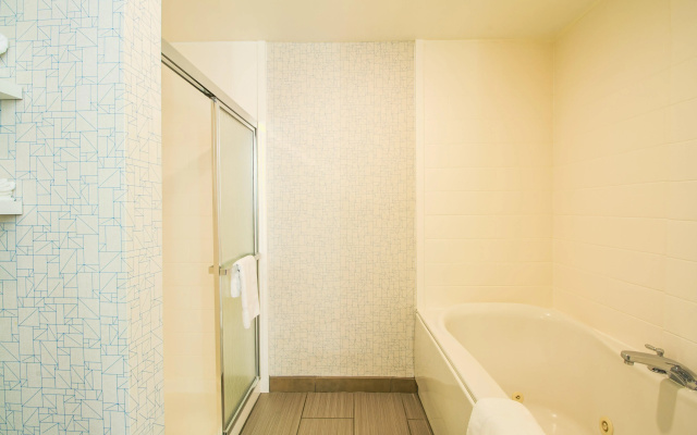 Holiday Inn Express & Suites Lincoln East - White Mountains by IHG