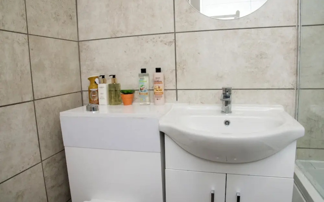 Corby - Sleeps 5 - Parking - Town Centre
