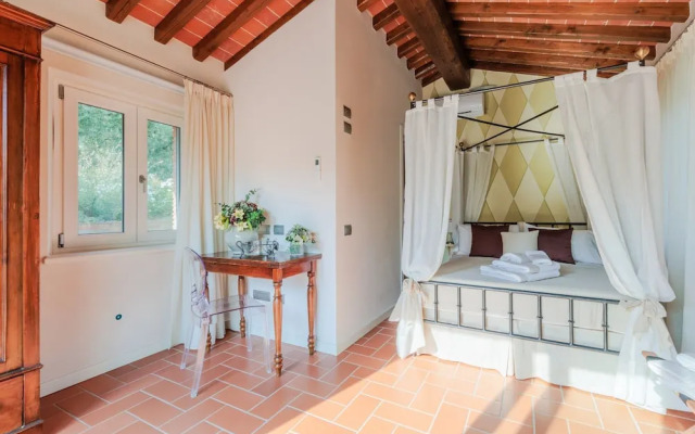 Farmhouse in Lucca With Infinity Pool