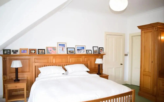 Beautiful & Bright Three Bedroom Home