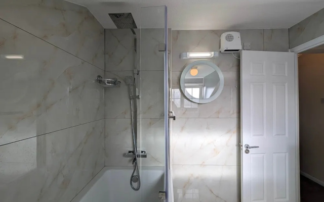 Comfortable 2-bedroom House With Free Parking