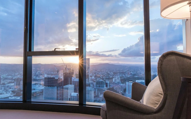 2BR Luxury Skytower Views CBD Pool Gym Netflix