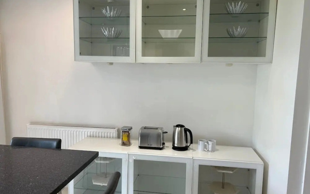 Family Friendly - Sleeps12 - Free Parking - Garden
