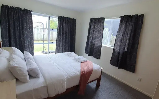 Cheerful 3BR Home - Free WiFi & Netflix