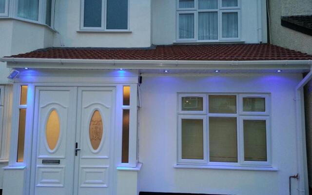 Отель Apple House Guesthouse Wembley вид на фасад