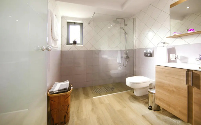 Semi-detached House With Private Pool