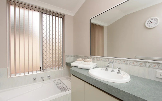 Adare House - Perth Holiday Homes