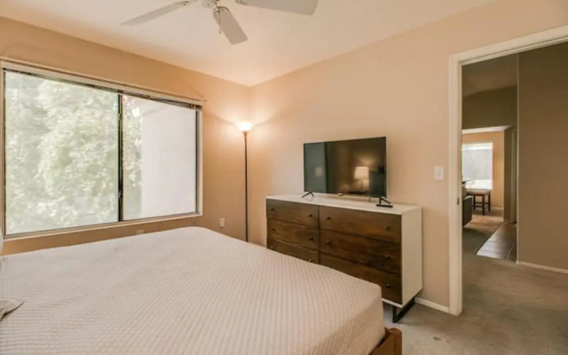 Luxury Paradise Valley Condo, Complete Remodel!