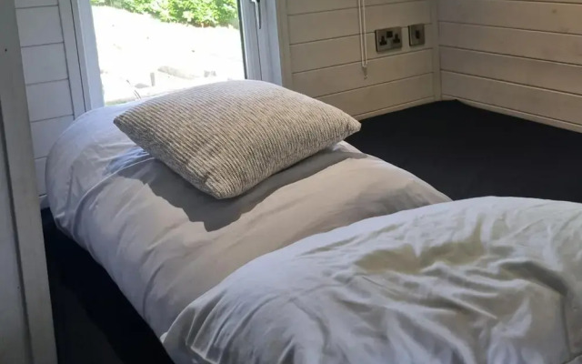 Glamping Hut - Sleeps 2, hot tub & Parking