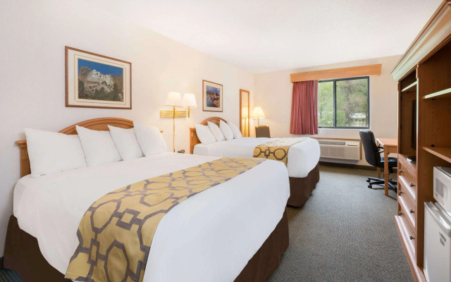 Baymont by Wyndham Hot Springs