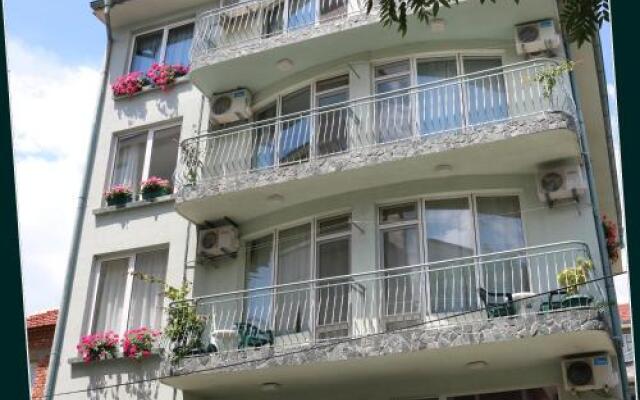 Отель Nely Family Hotel Болгария, Поморие - отзывы, цены и фото номеров - забронировать отель Nely Family Hotel онлайн вид на фасад