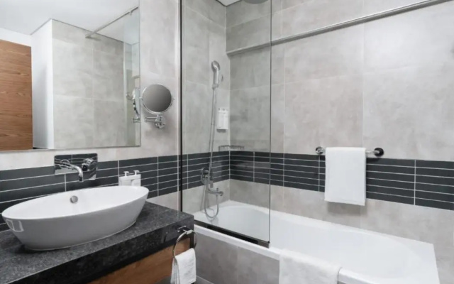 Отель Holiday Inn Dubai Village Circle