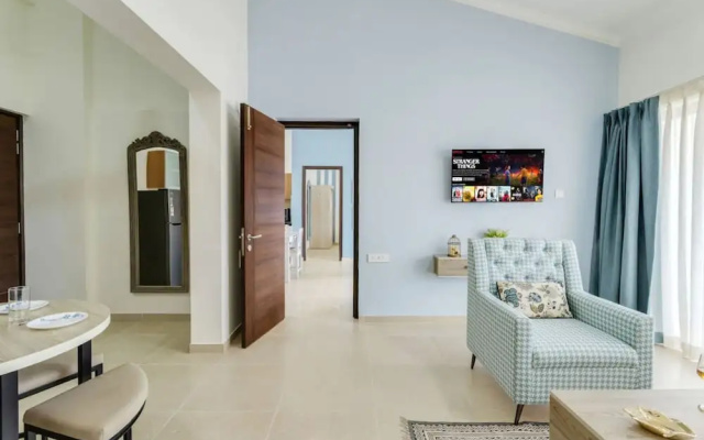 Luxe 1bhk w Pool Sauna 1km to the Beach