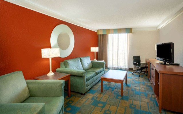 La Quinta Inn & Suites by Wyndham Nashville Airport/Opryland