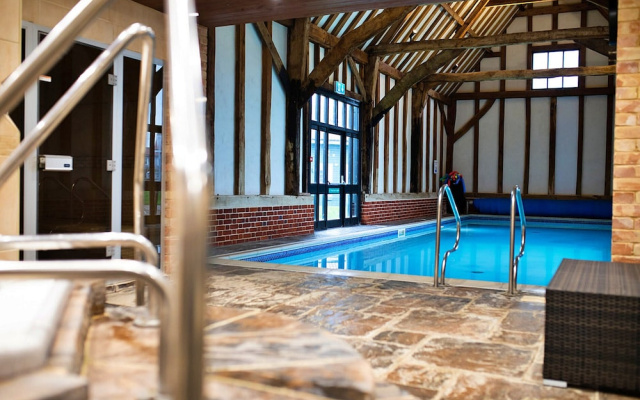 Lodge in Caldecott Hall With Private Hot Tub