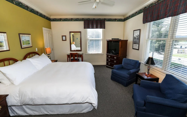Oakmont Inn