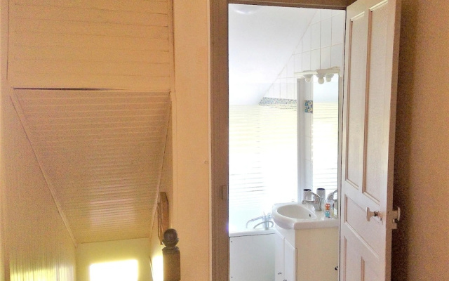 House With 2 Bedrooms in Saint-gildas-de-rhuys, With Enclosed Garden a