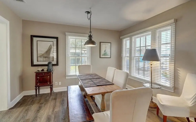 Rockport Blue Crab Bungalow Close to City Attractions by Redawning