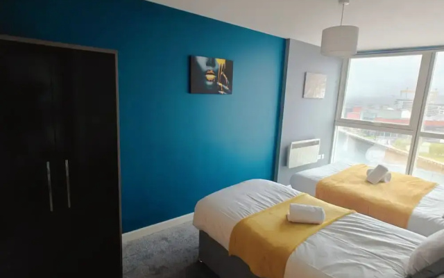 2BR Stunning City Centre Apt
