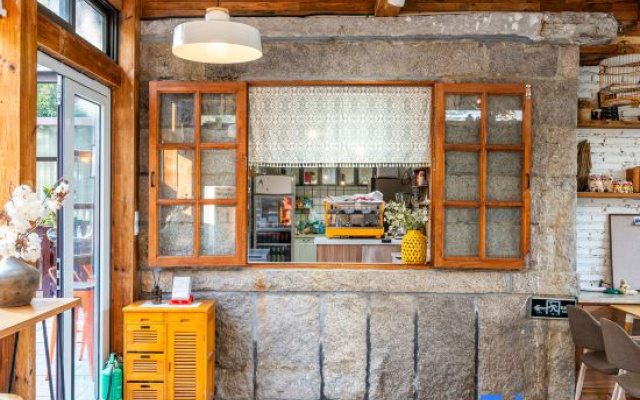 Quequer returned to the courtyard
