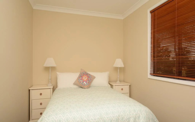 Silver Springs 6br Luxury Homestead with Wifi, Pool. Fireplace, Views, Olives and Space