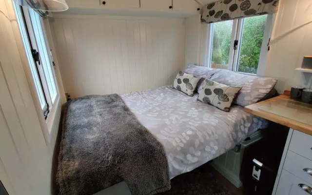 Duck House - 1 Bed Shepherds Hut - Gower