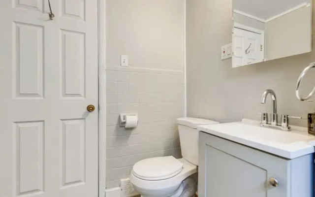 6 Mi to Dtwn Attractions: Buffalo Apartment!