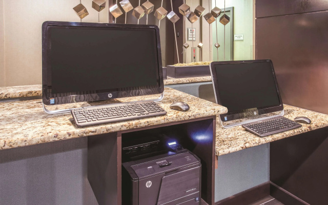 La Quinta Inn & Suites by Wyndham O'Fallon, IL - St. Louis