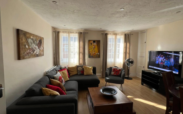 Stylish 2 Bedroom Apartment Yeovil Town Centre
