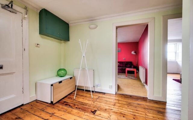 Отель Top Floor 3BR Apt Near Edinburgh Castle Великобритания, Эдинбург - отзывы, цены и фото номеров - забронировать отель Top Floor 3BR Apt Near Edinburgh Castle онлайн комната для гостей