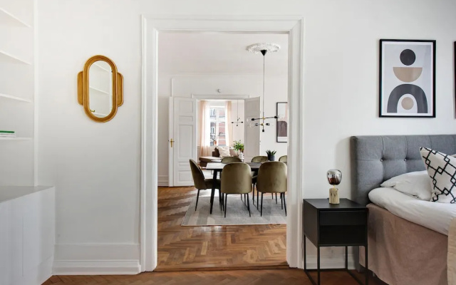 Square - Spacious 6-bdr Apt Near Nyhavn