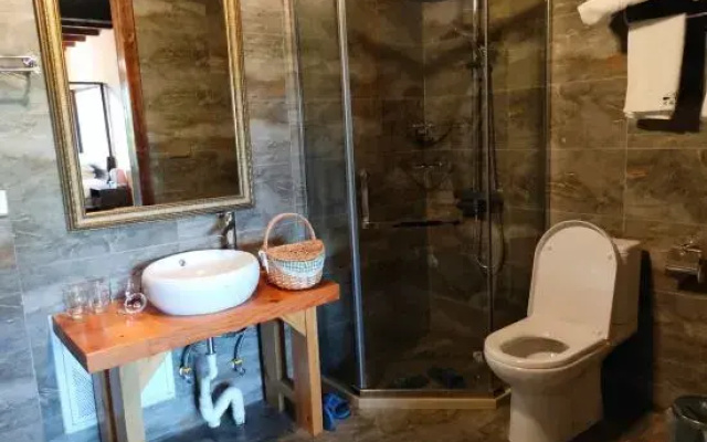 Mogan Mountain Xiaofeng Mujing Xiangye Hot Spring Hostel