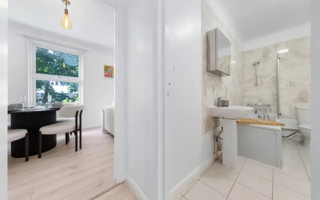 Charming London Apartment Near City Center