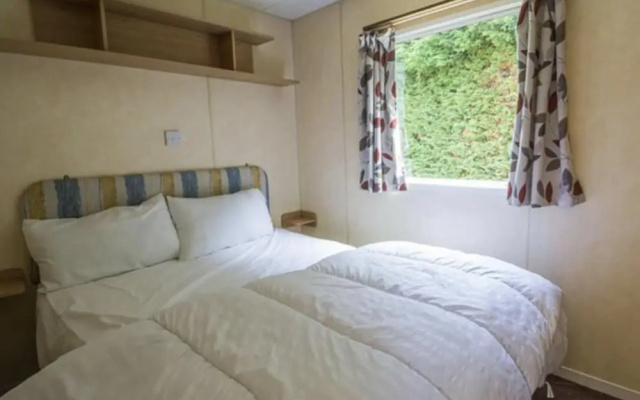 Caravansleeps8-fireplace-petsok-golf-gym-pool