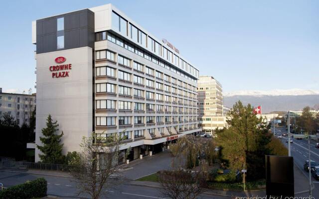 Отель Crowne Plaza Geneva, an IHG Hotel Швейцария, Женева - отзывы, цены и фото номеров - забронировать отель Crowne Plaza Geneva, an IHG Hotel онлайн вид на фасад
