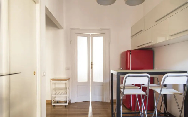 White and Clean Apartment near Metro MM1