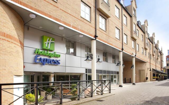 Отель Holiday Inn Express London Hammersmith вид на фасад