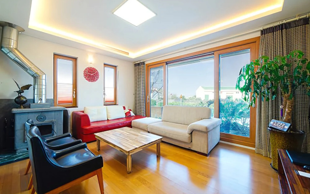 Jeju Dongmun Byeoljang Pension