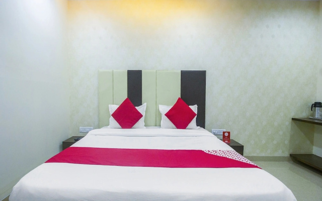 OYO 15982 Hotel Samrat Palace