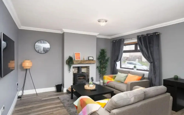 3 Bedroom House - Free Parking