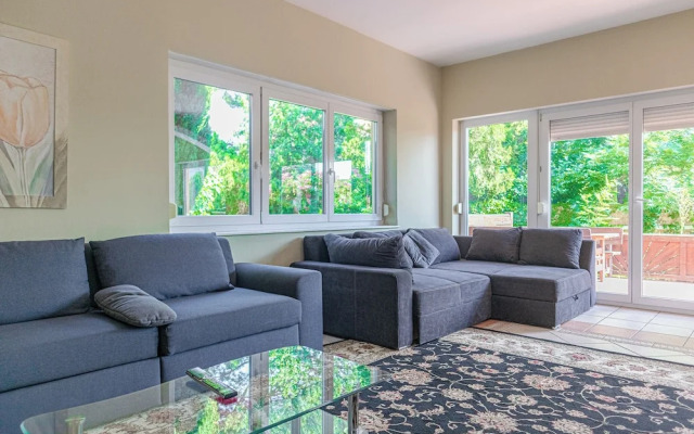 Spacious Garden Villa | 16 Guests