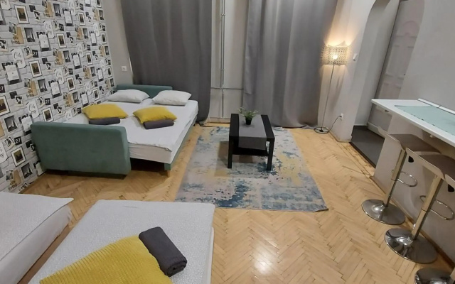 Studio 4 Apartment in the Party District