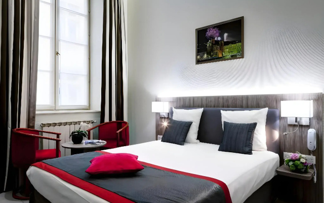 Le Phenix Hotel