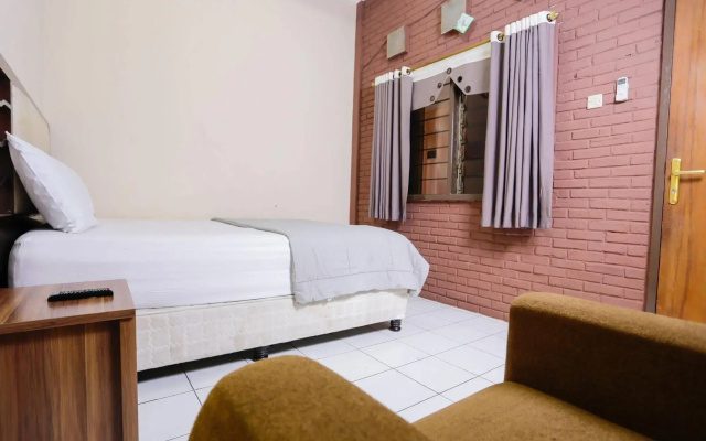 RedDoorz near Metro Indah Mall
