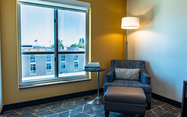 Holiday Inn & Suites Oakland Airport by IHG