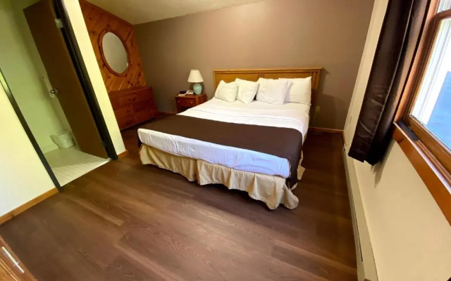Woodlands Inn & Suites