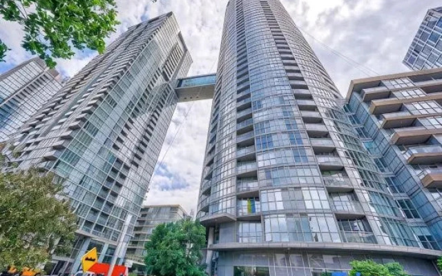 Stylish Downtown 1BR-Free Parking-Walk to CN Tower