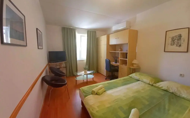 Boutique Apartment in Pjescana Uvala With Balcony