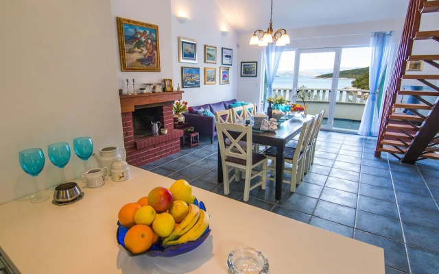 Inviting 7-bed Villa in Maslinica