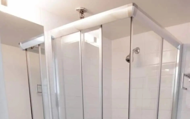 Backpacker College at EC Vancouver: APT Living